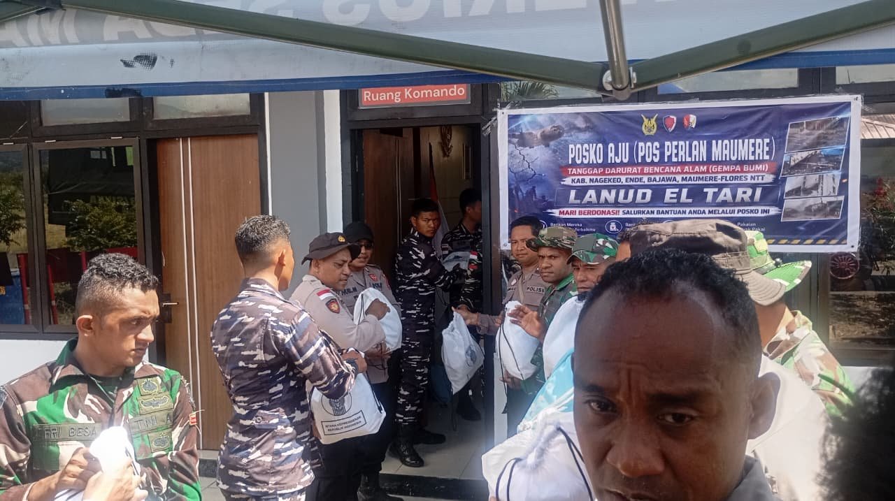 Paket Sembako Bantuan Presiden Tiba di Maumere untuk Korban Bencana 2 Paket Sembako Bantuan Presiden Tiba di Maumere untuk Korban Bencana