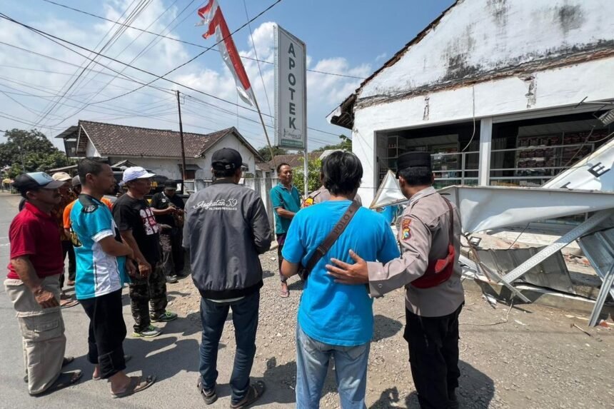 Kanopi Apotek di Jombang Ambruk Terjerat Kabel Truk Sound Horeg, Pria Tewas Saat Berteduh