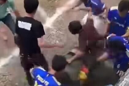 Gara-Gara Bola Penalti Kena Tiang, Wasit Tarkam Dikeroyok Pemain dan Penonton Hingga Tersungkur