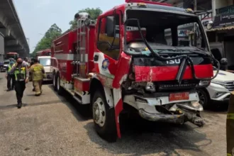 Damkar Hindari Mobil Putar Balik, 6 Kendaraan Tabrakan di Cakung