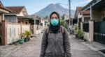 Jangan Anggap Sepele Abu Vulkanik, Ini Langkah Aman Saat Beraktivitas (Foto: GeminiAI)