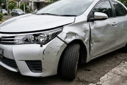 Bodi Mobil Gampang Penyok Bukan Berarti Jelek, Ternyata Ada Fungsinya (Foto: GeminiAI)