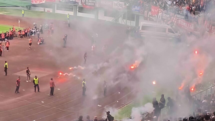 Buntut Kericuhan Lawan Persib, Persija 'Diusir' Jadi Musafir & Denda Ratusan Juta