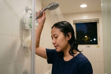 Mandi Malam Bikin Rematik? Dokter Sebut Anggapan Ini Cuma Mitos (Foto: Gemini AI)