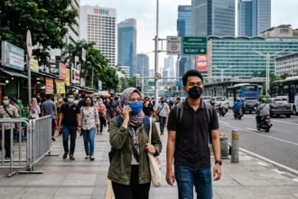 Kasus ISPA Jakarta Naik 15,7 Persen, Dinkes Imbau Warga Pakai Masker (Foto: GeminiAI)