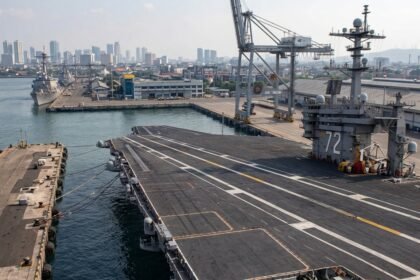 Setelah 286 Hari di Laut, USS Abraham Lincoln Akhirnya Berlabuh di Thailand (Foto: GeminiAI)