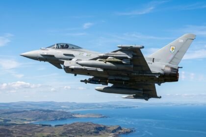 Jet Latih RAF Jatuh dan Meledak di Wales, Dua Pilot Selamat (Foto: GeminiAI)
