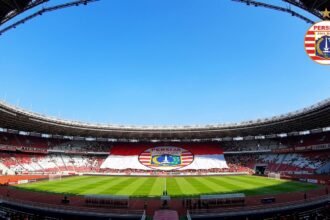 Persija Wajibkan Jakmania Pakai Jersey Resmi saat Hadapi Persib di SUGBK (Foto: GeminiAI)