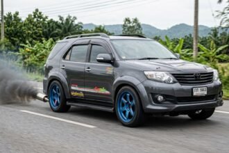 Benarkah Emisi Mobil Diesel Lebih Rendah dari Bensin? Ini Faktanya (Foto: GeminiAI)