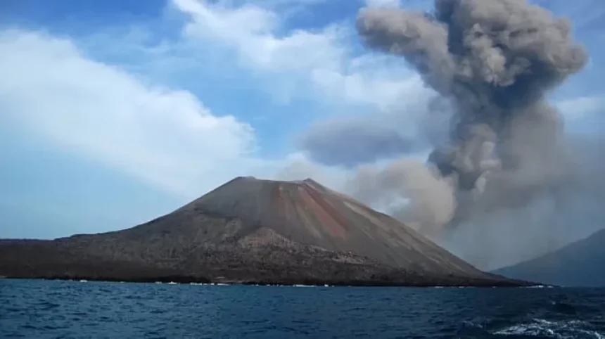 Gunung Anak Krakatau Masih Siaga, 4 Jenis Gempa Terekam dalam 6 Jam