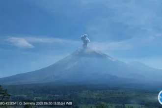 Gunung Semeru Erupsi, Kolom Abu 900 Meter Bergerak ke Utara dan Timur Laut