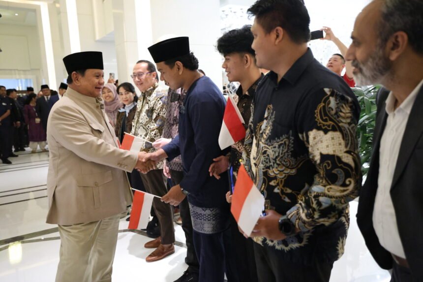 Momen Haru Mahasiswi Indonesia di India Jabat Tangan Presiden Prabowo, Menunggu Sejak Pukul 6 Pagi