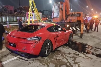 Hindari Genangan di Tol Desari, Porsche Merah Terperosok ke Selokan