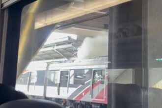 Atap KRL Cikarang Mengepulkan Asap Akibat Sampah Nyangkut di Pantograf