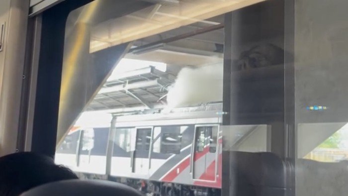 Atap KRL Cikarang Mengepulkan Asap Akibat Sampah Nyangkut di Pantograf