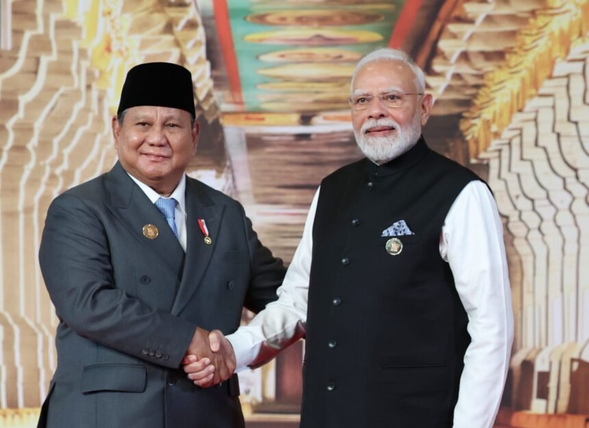 Sambut "Sahabat Sejati", PM Modi Peluk Presiden Prabowo di Bharat Mandapam