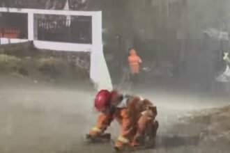 Momen Emosional Petugas BPBD Sujud Syukur saat Hujan Deras Padamkan Api TPA Galuga