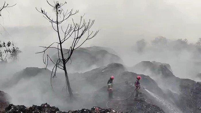 Hari Keempat Kebakaran TPA Galuga, 600 Personel Gabungan Berjibaku Jinakkan Api di Bawah Sampah