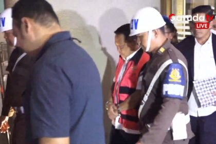 Diperiksa 10 Jam Soal TPPU Emas 74 Kg, Eks Jampidsus Febrie Adriansyah Tertunduk Bisu