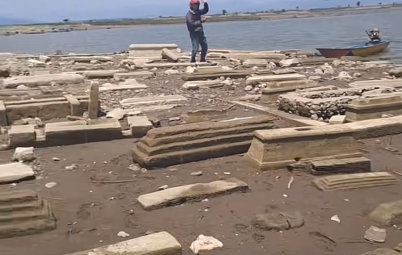 Waduk Gajah Mungkur Surut, Puluhan Makam Lama Kembali Bermunculan (Foto: Ist)