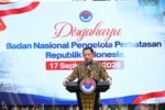 JAKARTA - Menteri Dalam Negeri (Mendagri) Muhammad Tito Karnavian menekankan pentingnya evaluasi dan penguatan koordinasi dalam pengelolaan kawasan perbatasan Indonesia. Hal itu disampaikan Tito yang juga menjabat sebagai Kepala Badan Nasional Pengelola Perbatasan (BNPP) saat memperingati HUT ke-16 BNPP di Jakarta, Kamis (17/9/2026). Tito mengatakan momentum ulang tahun BNPP perlu dimanfaatkan untuk melihat kembali capaian yang telah diperoleh sekaligus mengidentifikasi berbagai hal yang masih perlu dibenahi. “Di usia ke-16 tahun, kita mengambil momentum hari ulang tahun ini untuk melakukan evaluasi apa yang kira-kira plus (hal positif) yang sudah dicapai oleh BNPP, dan apa yang masih belum sesuai harapan, dan bagaimana nanti BNPP itu ke depan,” kata Tito. ### 15 PLBN Jadi Salah Satu Capaian Salah satu capaian yang disoroti Tito adalah pembangunan sedikitnya 15 Pos Lintas Batas Negara (PLBN). Menurutnya, keberadaan PLBN bukan hanya berfungsi sebagai fasilitas pelayanan bagi masyarakat yang melintas antarnegara, tetapi juga menjadi wajah Indonesia di kawasan perbatasan. Tito menilai keberadaan fasilitas tersebut menunjukkan perkembangan dalam pengelolaan kawasan perbatasan, termasuk dari sisi tata kelola. Selain pembangunan PLBN, BNPP juga berperan dalam koordinasi penyelesaian sejumlah persoalan batas wilayah, termasuk segmen perbatasan darat dengan negara tetangga seperti Malaysia dan Timor-Leste. ### BNPP Diminta Perkuat Fungsi Koordinasi Di sisi lain, Tito mengakui masih terdapat pekerjaan yang harus diperbaiki. Salah satunya berkaitan dengan kemampuan BNPP menjalankan fungsi sebagai lembaga koordinator yang dapat menyatukan program berbagai kementerian, lembaga, dan pemangku kepentingan di kawasan perbatasan. Menurut Tito, pembangunan perbatasan tidak seharusnya berjalan sendiri-sendiri berdasarkan sektor masing-masing. Koordinasi diperlukan agar program, dukungan anggaran, serta pelaksanaan pembangunan dapat diarahkan pada kebutuhan kawasan secara terpadu. Evaluasi terhadap program kementerian dan lembaga di daerah perbatasan juga dinilai penting agar pembangunan yang dilakukan memberikan dampak langsung bagi masyarakat. ### Perbatasan Didorong Jadi Pusat Pertumbuhan Tito juga mendorong perubahan cara pandang terhadap kawasan perbatasan. Menurutnya, wilayah tersebut tidak semestinya hanya dilihat sebagai area terluar negara, tetapi juga memiliki potensi untuk dikembangkan sebagai pusat kegiatan ekonomi. “Kita ingin menjadikan daerah perbatasan sebagai bukan backyard (halaman belakang), tapi menjadi front yard (halaman depan) dan menjadi pusat pertumbuhan ekonomi, pemerataan keadilan untuk meningkatkan kesejahteraan warga, yang akan berimplikasi kepada sistem pertahanan negara di garis perbatasan,” ujar Tito. Dengan pendekatan tersebut, pembangunan kawasan perbatasan diarahkan untuk berjalan beriringan dengan peningkatan kesejahteraan masyarakat, pemerataan pembangunan, serta penguatan pertahanan negara. ### BNPP Dorong Keterbukaan Informasi Dalam kesempatan yang sama, Tito menyoroti pentingnya publikasi kinerja BNPP kepada masyarakat. Menurutnya, lembaga pemerintah perlu memanfaatkan berbagai saluran komunikasi untuk menyampaikan program dan hasil kerja kepada publik. Ia menilai keterbukaan informasi menjadi bagian dari upaya lembaga negara memperoleh dukungan dan kepercayaan masyarakat. Peringatan HUT ke-16 BNPP juga diisi dengan pemberian Satyalancana Karya Satya kepada aparatur sipil negara (ASN) berdasarkan masa pengabdian 10, 20, dan 30 tahun. Selain itu, turut dilakukan pemberian santunan serta paket sembako kepada anak yatim piatu. Peringatan tersebut menjadi bagian dari evaluasi perjalanan BNPP sekaligus penegasan kembali peran lembaga dalam mengoordinasikan pembangunan kawasan perbatasan Indonesia. (Foto: Ist)