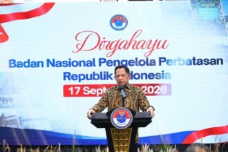 JAKARTA - Menteri Dalam Negeri (Mendagri) Muhammad Tito Karnavian menekankan pentingnya evaluasi dan penguatan koordinasi dalam pengelolaan kawasan perbatasan Indonesia. Hal itu disampaikan Tito yang juga menjabat sebagai Kepala Badan Nasional Pengelola Perbatasan (BNPP) saat memperingati HUT ke-16 BNPP di Jakarta, Kamis (17/9/2026). Tito mengatakan momentum ulang tahun BNPP perlu dimanfaatkan untuk melihat kembali capaian yang telah diperoleh sekaligus mengidentifikasi berbagai hal yang masih perlu dibenahi. “Di usia ke-16 tahun, kita mengambil momentum hari ulang tahun ini untuk melakukan evaluasi apa yang kira-kira plus (hal positif) yang sudah dicapai oleh BNPP, dan apa yang masih belum sesuai harapan, dan bagaimana nanti BNPP itu ke depan,” kata Tito. ### 15 PLBN Jadi Salah Satu Capaian Salah satu capaian yang disoroti Tito adalah pembangunan sedikitnya 15 Pos Lintas Batas Negara (PLBN). Menurutnya, keberadaan PLBN bukan hanya berfungsi sebagai fasilitas pelayanan bagi masyarakat yang melintas antarnegara, tetapi juga menjadi wajah Indonesia di kawasan perbatasan. Tito menilai keberadaan fasilitas tersebut menunjukkan perkembangan dalam pengelolaan kawasan perbatasan, termasuk dari sisi tata kelola. Selain pembangunan PLBN, BNPP juga berperan dalam koordinasi penyelesaian sejumlah persoalan batas wilayah, termasuk segmen perbatasan darat dengan negara tetangga seperti Malaysia dan Timor-Leste. ### BNPP Diminta Perkuat Fungsi Koordinasi Di sisi lain, Tito mengakui masih terdapat pekerjaan yang harus diperbaiki. Salah satunya berkaitan dengan kemampuan BNPP menjalankan fungsi sebagai lembaga koordinator yang dapat menyatukan program berbagai kementerian, lembaga, dan pemangku kepentingan di kawasan perbatasan. Menurut Tito, pembangunan perbatasan tidak seharusnya berjalan sendiri-sendiri berdasarkan sektor masing-masing. Koordinasi diperlukan agar program, dukungan anggaran, serta pelaksanaan pembangunan dapat diarahkan pada kebutuhan kawasan secara terpadu. Evaluasi terhadap program kementerian dan lembaga di daerah perbatasan juga dinilai penting agar pembangunan yang dilakukan memberikan dampak langsung bagi masyarakat. ### Perbatasan Didorong Jadi Pusat Pertumbuhan Tito juga mendorong perubahan cara pandang terhadap kawasan perbatasan. Menurutnya, wilayah tersebut tidak semestinya hanya dilihat sebagai area terluar negara, tetapi juga memiliki potensi untuk dikembangkan sebagai pusat kegiatan ekonomi. “Kita ingin menjadikan daerah perbatasan sebagai bukan backyard (halaman belakang), tapi menjadi front yard (halaman depan) dan menjadi pusat pertumbuhan ekonomi, pemerataan keadilan untuk meningkatkan kesejahteraan warga, yang akan berimplikasi kepada sistem pertahanan negara di garis perbatasan,” ujar Tito. Dengan pendekatan tersebut, pembangunan kawasan perbatasan diarahkan untuk berjalan beriringan dengan peningkatan kesejahteraan masyarakat, pemerataan pembangunan, serta penguatan pertahanan negara. ### BNPP Dorong Keterbukaan Informasi Dalam kesempatan yang sama, Tito menyoroti pentingnya publikasi kinerja BNPP kepada masyarakat. Menurutnya, lembaga pemerintah perlu memanfaatkan berbagai saluran komunikasi untuk menyampaikan program dan hasil kerja kepada publik. Ia menilai keterbukaan informasi menjadi bagian dari upaya lembaga negara memperoleh dukungan dan kepercayaan masyarakat. Peringatan HUT ke-16 BNPP juga diisi dengan pemberian Satyalancana Karya Satya kepada aparatur sipil negara (ASN) berdasarkan masa pengabdian 10, 20, dan 30 tahun. Selain itu, turut dilakukan pemberian santunan serta paket sembako kepada anak yatim piatu. Peringatan tersebut menjadi bagian dari evaluasi perjalanan BNPP sekaligus penegasan kembali peran lembaga dalam mengoordinasikan pembangunan kawasan perbatasan Indonesia. (Foto: Ist)