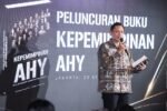 Momen Menko AHY Dapat Kejutan Buku Kepemimpinan, Ditulis Oleh 27 Penulis Muda