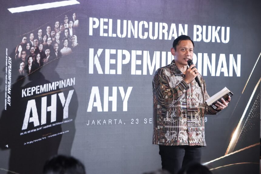 Momen Menko AHY Dapat Kejutan Buku Kepemimpinan, Ditulis Oleh 27 Penulis Muda
