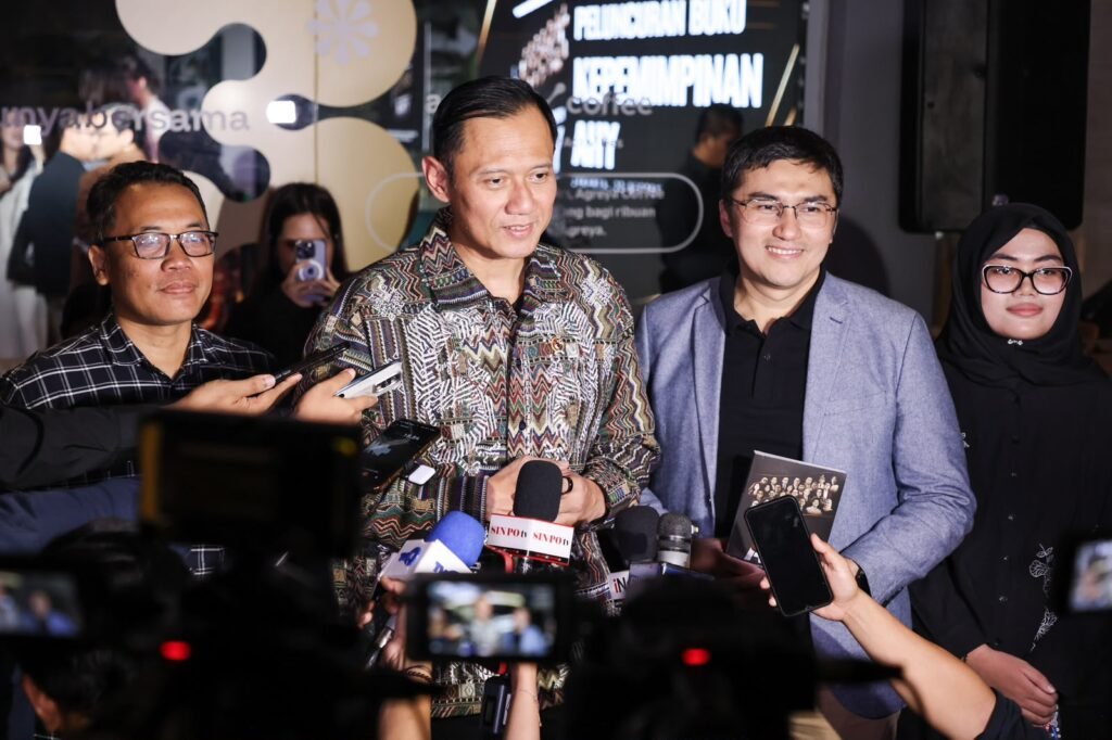Momen Menko AHY Dapat Kejutan Buku Kepemimpinan, Ditulis Oleh 27 Penulis Muda 2 Momen Menko AHY Dapat Kejutan Buku Kepemimpinan, Ditulis Oleh 27 Penulis Muda