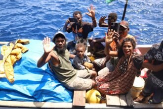KRI dr. Wahidin Sudirohusodo-991 Selamatkan 11 WN Papua Nugini yang Terombang-Ambing di Lautan