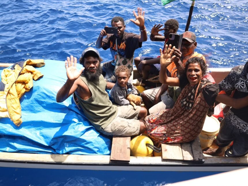 KRI dr. Wahidin Sudirohusodo-991 Selamatkan 11 WN Papua Nugini yang Terombang-Ambing di Lautan