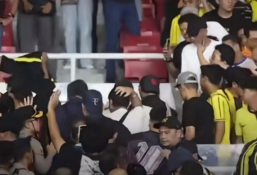 Suporter Malaysia Tertahan di GBK Usai Laga Kontra Indonesia