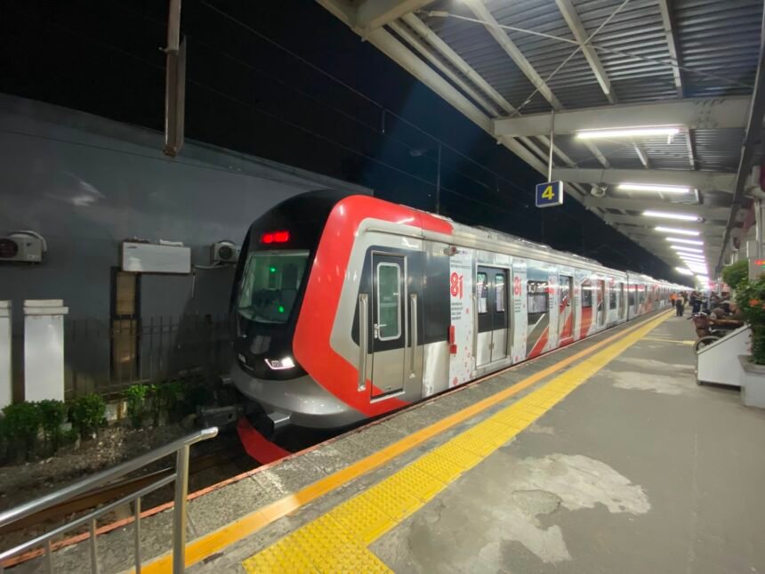 Kecoa Terbang Bikin Heboh Penumpang Gerbong Wanita KRL Tujuan Bogor