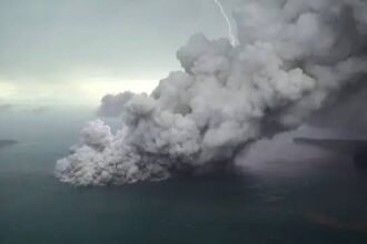 Abu Vulkanik Diduga dari Erupsi Anak Krakatau Guyur Cibinong Bogor