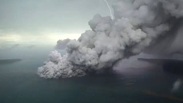 Abu Vulkanik Diduga dari Erupsi Anak Krakatau Guyur Cibinong Bogor