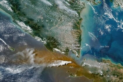 Dahsyatnya Erupsi Anak Krakatau Semburkan Abu Hingga 15.000 Meter Terekam Satelit NASA
