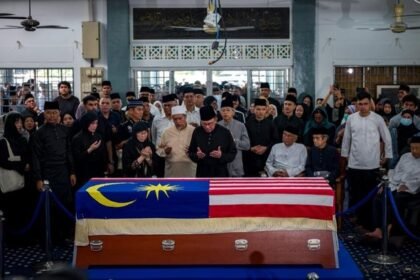 Malaysia Berduka, Istri Mahathir Mohamad Wafat di Usia 100 Tahun