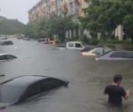 Hujan Deras 48 Jam Lumpuhkan Bangkok, Banjir Setinggi Pinggang, Mobil-mobil Tenggelam