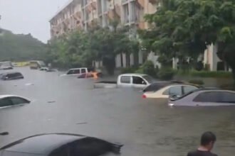 Hujan Deras 48 Jam Lumpuhkan Bangkok, Banjir Setinggi Pinggang, Mobil-mobil Tenggelam