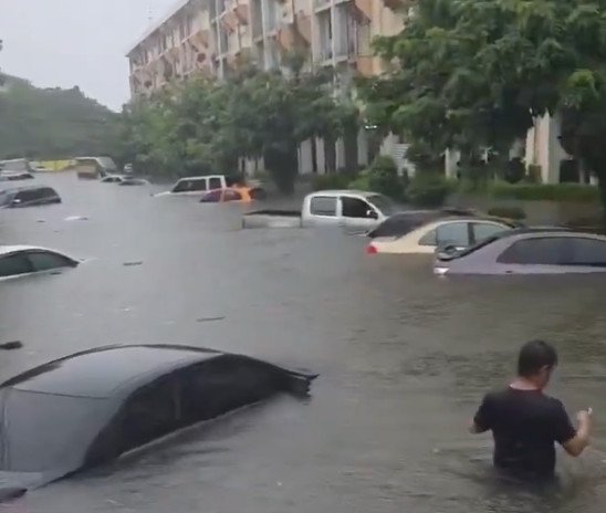 Hujan Deras 48 Jam Lumpuhkan Bangkok, Banjir Setinggi Pinggang, Mobil-mobil Tenggelam