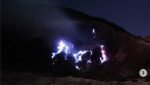 Fenomena Blue Fire Muncul di Kawah Gunung Papandayan, Badan Geologi Terjunkan Tim Investigasi