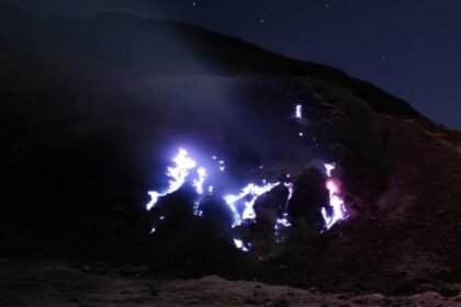 Fenomena Blue Fire Muncul di Kawah Gunung Papandayan, Badan Geologi Terjunkan Tim Investigasi