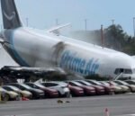 Pesawat Kargo Amazon Terobos Landasan dan Hantam Mobil di Bandara Miami, 5 Orang Tewas