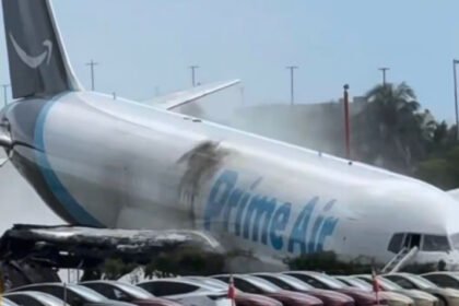 Pesawat Kargo Amazon Terobos Landasan dan Hantam Mobil di Bandara Miami, 5 Orang Tewas