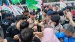 Redam Tensi Demo Buruh di DPR, Brimob dan Polwan Polda Metro Jaya Bagikan Makanan dan Minuman