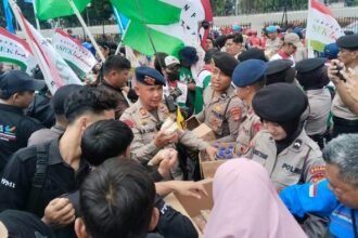 Redam Tensi Demo Buruh di DPR, Brimob dan Polwan Polda Metro Jaya Bagikan Makanan dan Minuman