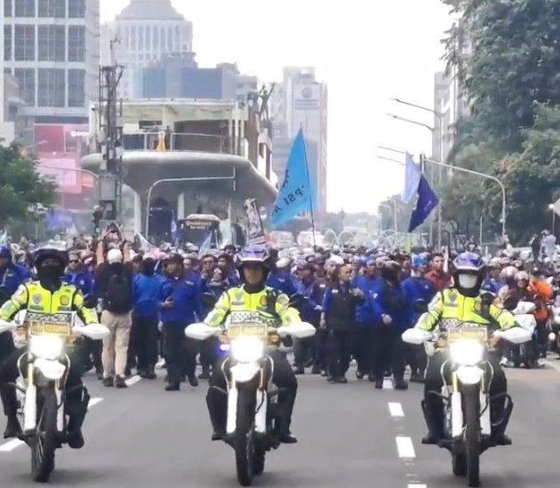 Unjuk Rasa Hanya 1,5 Jam di Sudirman, Massa Buruh Sukses Suarakan 11 Tuntutan Lalu Bubar