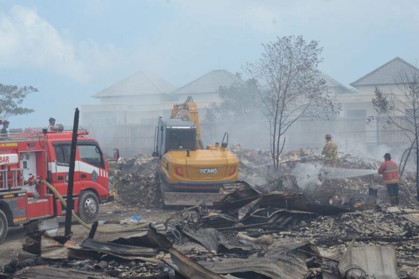 Gudang Rongsokan di Denpasar Masih Berasap, Damkar Turunkan 3 Eskavator Garuk Tumpukan Sampah