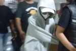 Tampil Serba Tertutup dan Menunduk Pasrah, Detik-Detik Jule Dibawa Keluar Mapolresta Bandara Soetta