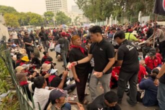Personel Polda Metro Jaya Bagikan Makanan dan Minuman Gratis ke Massa Aksi di Monas